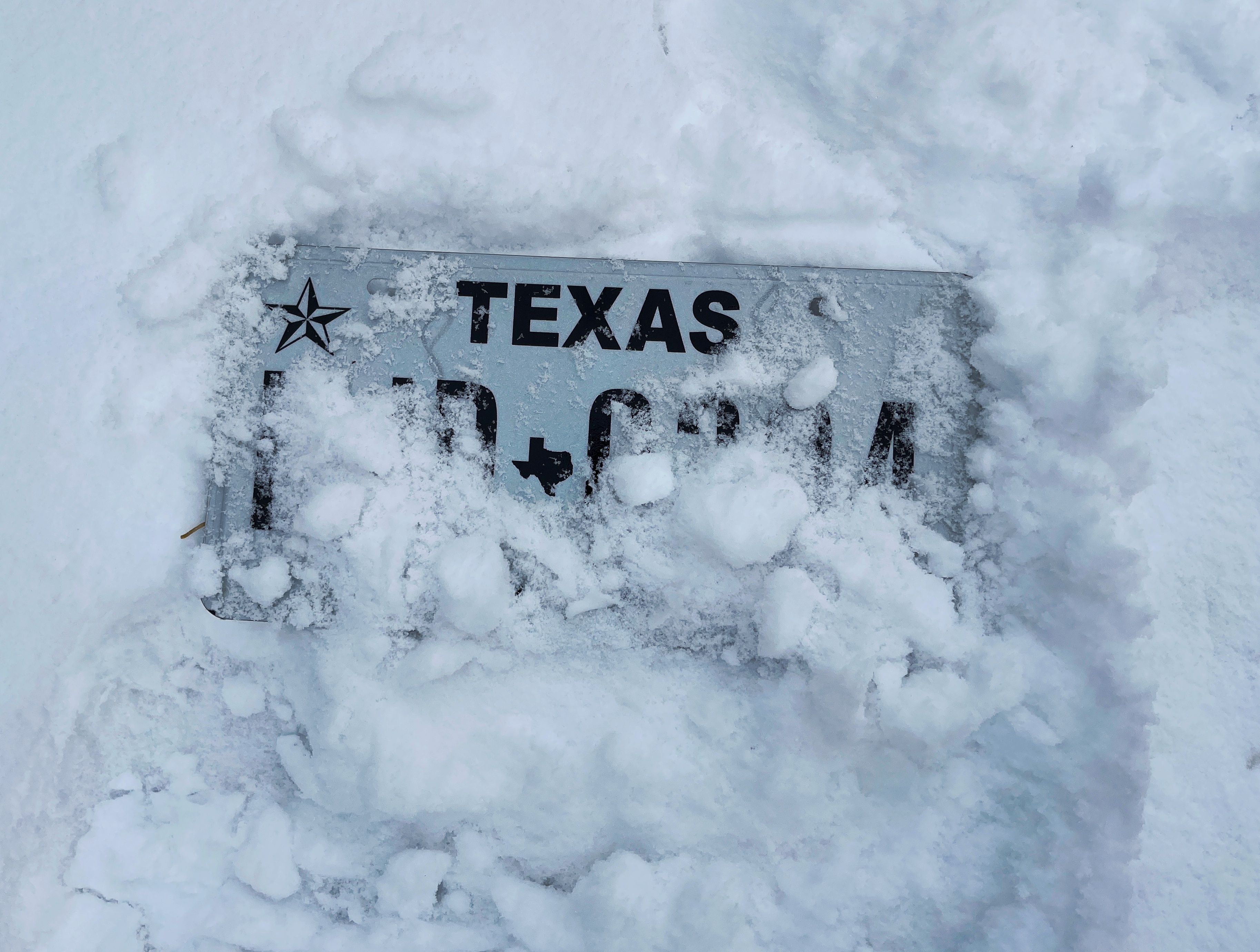 Kältewelle in Texas, verschneites Kennzeichen 